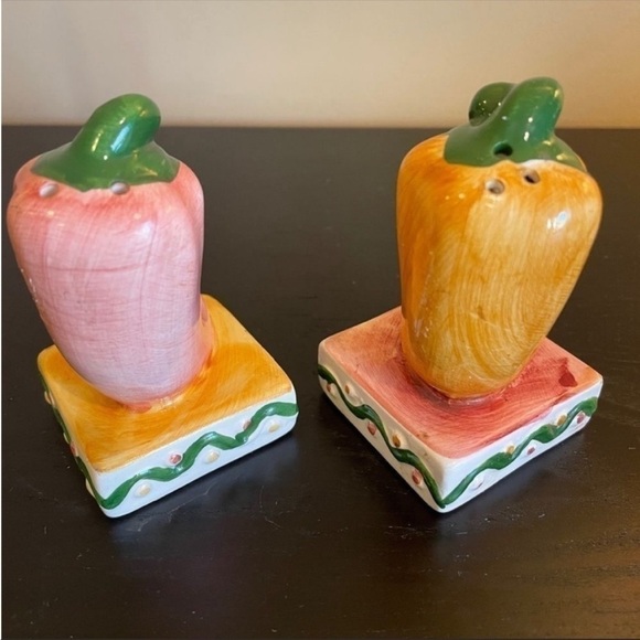 Bay Island Vintage Pepper Shaped Salt and Pepper Shaker - Picture 2 of 5